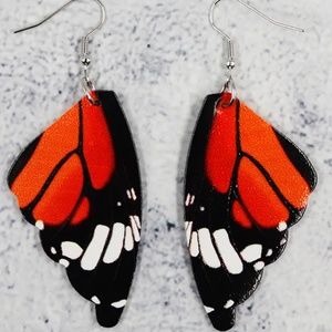 NWT Beautifully Detailed and Colorful Butterfly Wings Pierced Dangle Earrings!